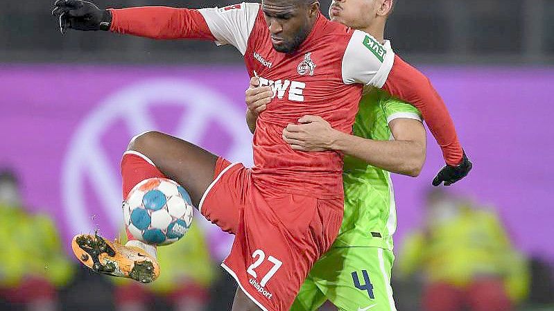 Kölns Anthony Modeste (l) setzt sich gegen Maxence Lacroix vom VfL Wolfsburg. Foto: Swen Pförtner/dpa