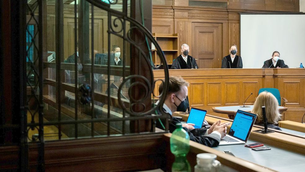 Prozessbeteiligte im Saal des Berliner Kammergerichts. Im „Tiergartenmord“ Prozess fiel heute das Urteil. Der angeklagte Russe muss lebenslang in Haft. Foto: Christophe Gateau/picture alliance/dpa