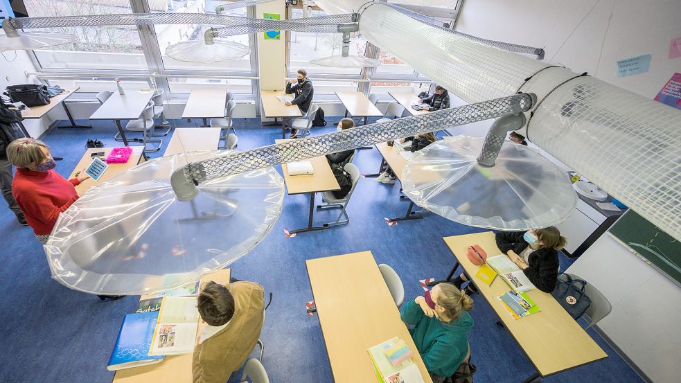 Eine Lüftungsanlage in einem Klassenzimmer in Mainz: Sieht es so bald auch in den Schulen im Landkreis Aurich aus? Das Thema wurde im Kreistag diskutiert. Foto: DPA