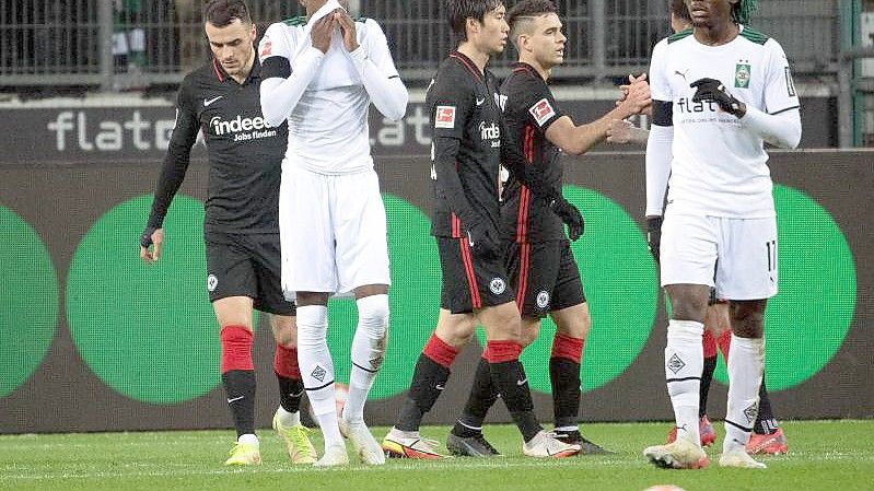 Frankfurts Spieler feiern das 1:1. Die Hessen setzen sich in einer aufregenden Partie mit 3:2 durch. Foto: Federico Gambarini/dpa