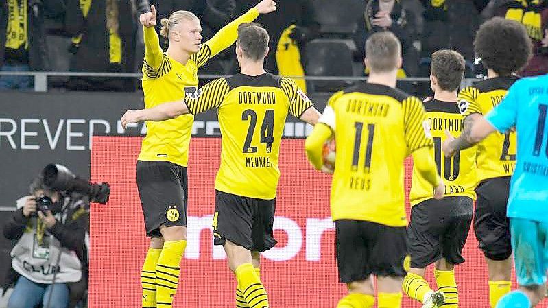 Stürmerstar Erling Haaland (l) feiert mit seinen Mitspielern, nachdem er per Elfmeter die Dortmunder Führung besorgt hat. Foto: Bernd Thissen/dpa