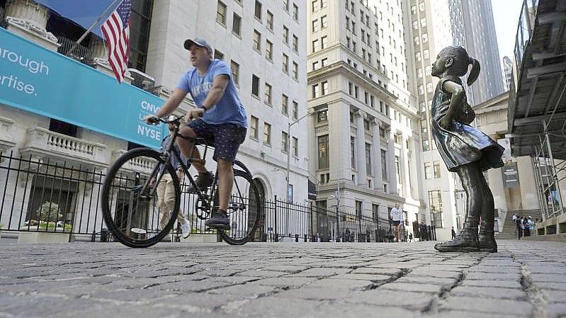 Die Statue „Fearless Girl“ (Furchtloses Mädchen) vor der New Yorker Börse. Foto: Richard Drew/AP/dpa