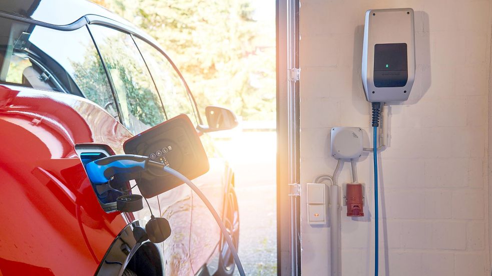 Bis Oktober förderte das Bundesverkehrsministerium Wandladestationen für Bürger. (Symbolbild) Foto: Imago Images/Martin Bäuml Fotodesign