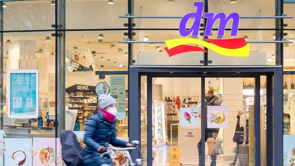 Die dm-Drogeriemärkte waren auch im Lockdown geöffnet – und unterstützen die Behörden lokal mit eigenen Testangeboten. Foto: imago images/Rupert Oberhäuser