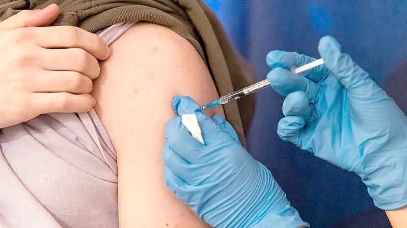 Einer Person wird in Hannover der Corona-Impfstoff in den Oberarm verabreicht. Foto: Michael Matthey/dpa