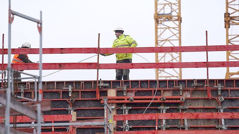 Blick auf die Baustelle des Bauprojekts Eleven Decks in der Hamburger HafenCity. Die Baubranche erwartet ein deutliches Wachstum im kommenden Jahr. Foto: Marcus Brandt/dpa