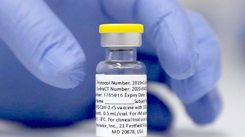 Eine Ampulle mit dem Corona-Impfstoff von Novavax. Foto: Alastair Grant/AP/dpa