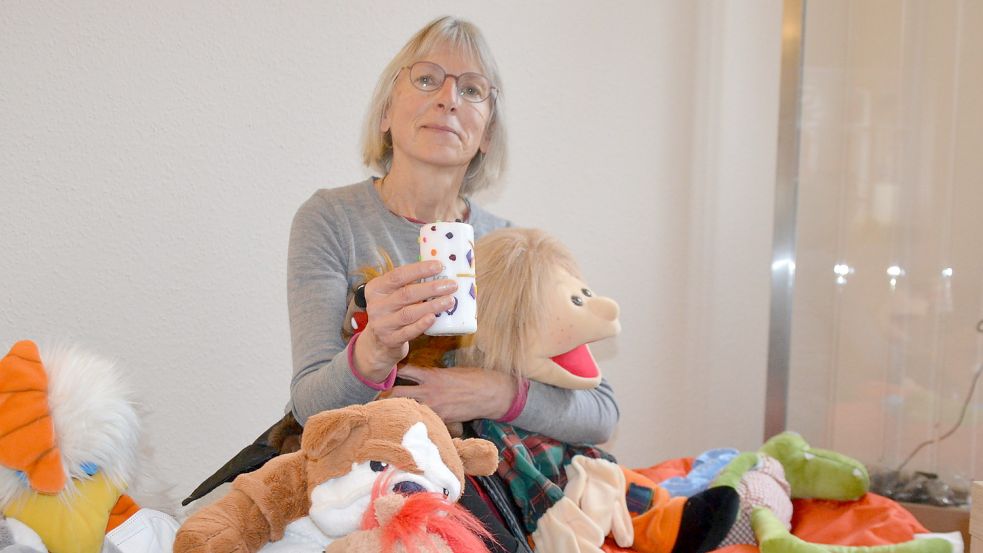 Heike Schenk hält einer Erinnerungskerze. Sie arbeitet ehrenamtlich beim Auricher Hospizverein und leitet dort die Kindertrauergruppe. Foto: Franziska Otto