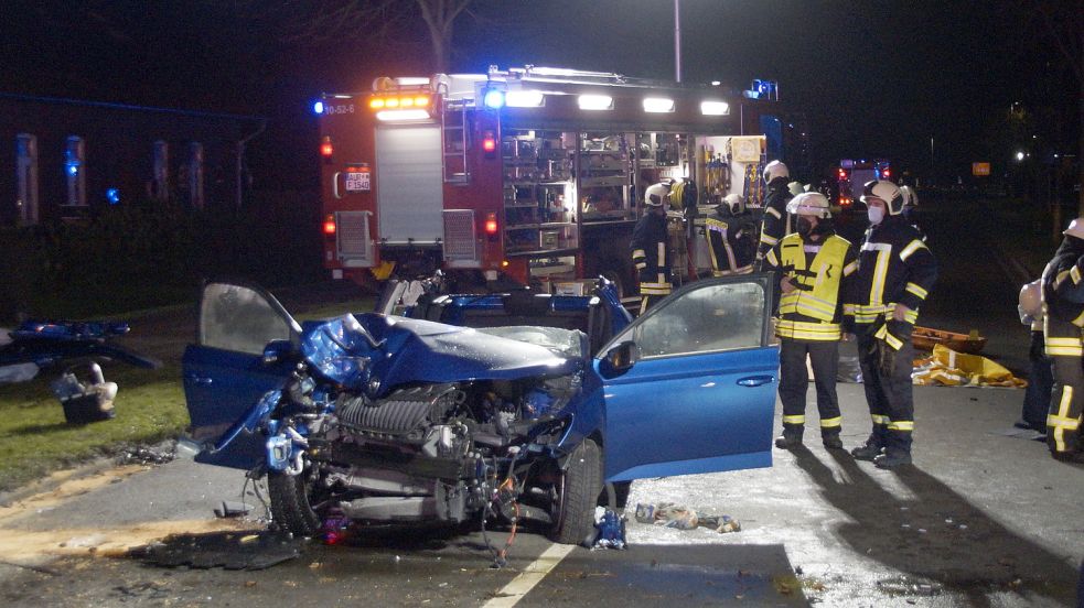 Der Wagen wurde durch den Unfall und die Rettungsarbeiten schwer beschädigt. Foto: Holger Janssen