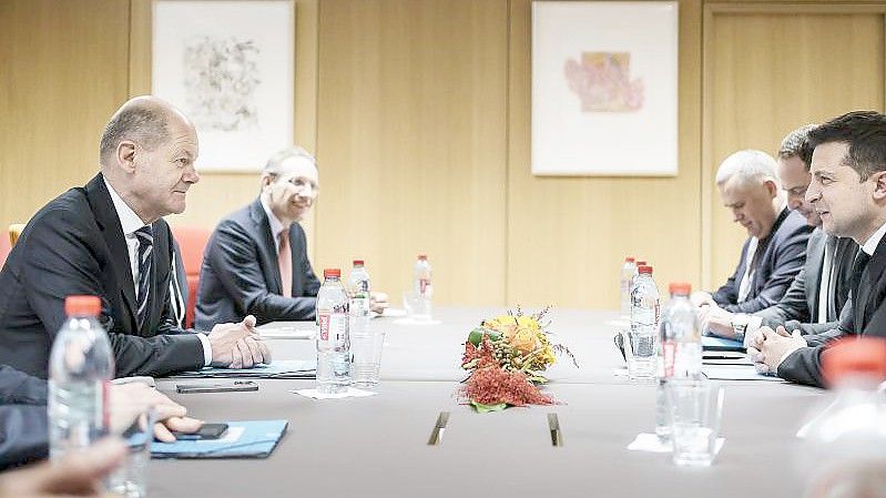Bundeskanzler Olaf Scholz (l) im Gespräch mit dem ukrainischen Präsidenten Wolodymyr Selenski. Foto: Jesco Denzel/Bundesregierung/dpa