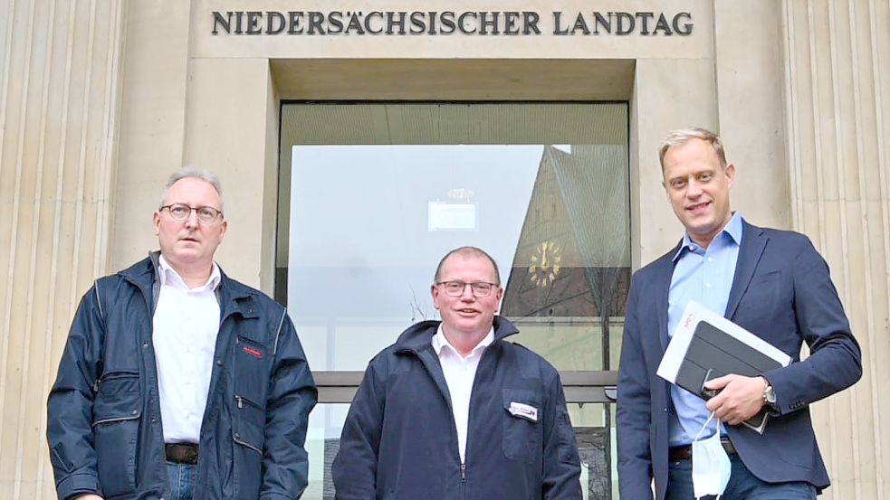 Die VGW-Betriebsräte (von links) Günter Zerres und Hans Röhrig trafen in Hannover unter anderem Wiard Siebels. Foto: privat