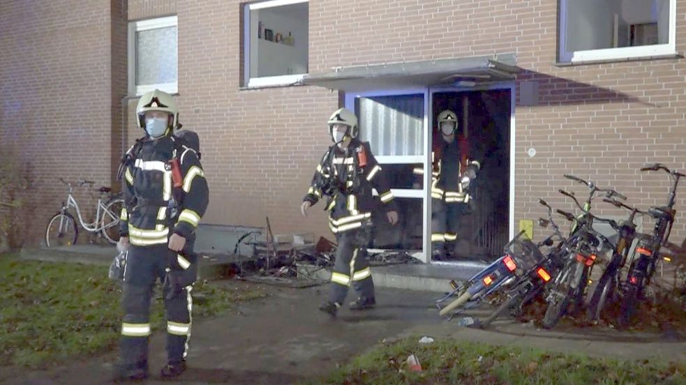 Am Wochenende stand der Eingang eines Mehrparteienhauses in Wittmund in Flammen. Die Polizei ermittelt nun wegen Brandstiftung. Foto: André Van Elten/DPA