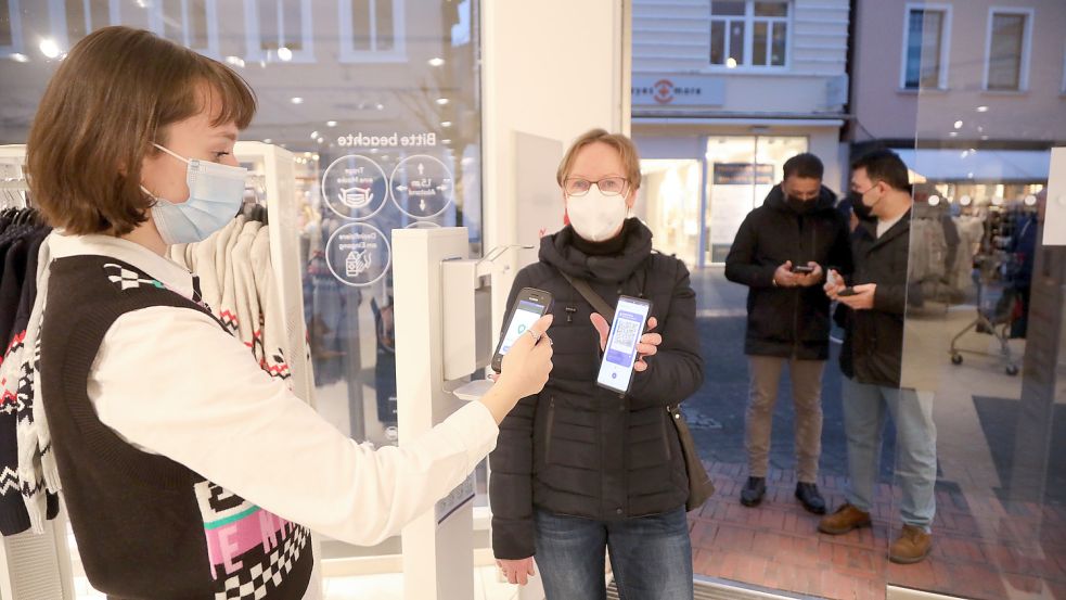 Im Einzelhandel wurde seit Montag an den Eingängen kontrolliert, ob die Kunden geimpft oder genesen sind. Foto: Romuald Banik