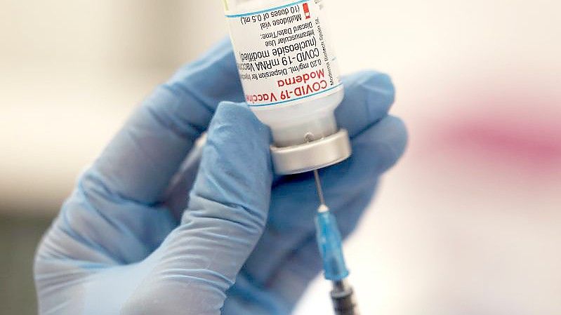 Eine zweifache Corona-Impfung mit dem Vakzin des US-Herstellers Moderna sorgt Labordaten zufolge für eine schwächere Abwehrreaktion des Körpers gegen die neue Omikron-Variante. Foto: Oliver Berg/dpa