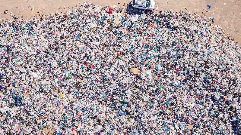 Gebrauchte Kleidungsstücke liegen der Müll-Deponie in der Wüste. Foto: Antonio Cossio/dpa