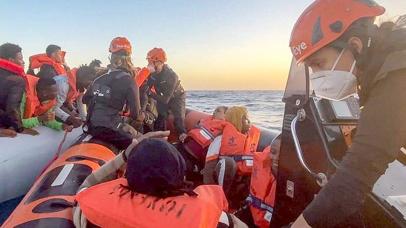 Ein Rettungsboot bringt Anfang November gerettete Menschen zum Seenotrettungsschiff „Sea-Eye 4“. Foto: Nici Wegener/Sea Eye Org./dpa