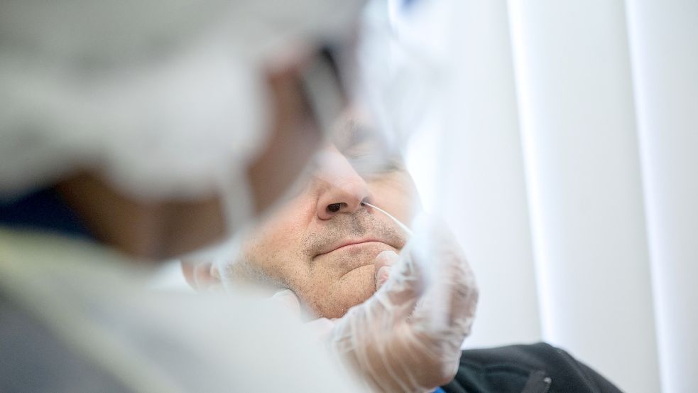 Ein Nasenabstrich für einen Coronatest wird durchgeführt. Foto: DPA