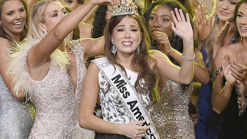 Miss Alaska Emma Broyles (M) wird zur Miss America gekrönt. Foto: Jessica Hill/AP/dpa