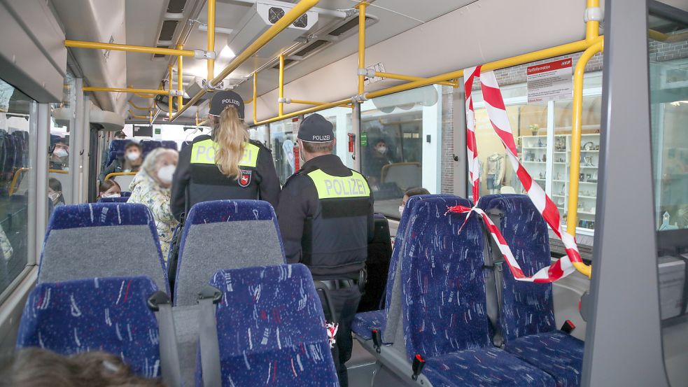 Auch in Bussen im Kreis Aurich kontrollierten Polizisten die Einhaltung der Maskenpflicht. Foto: Romuald Banik