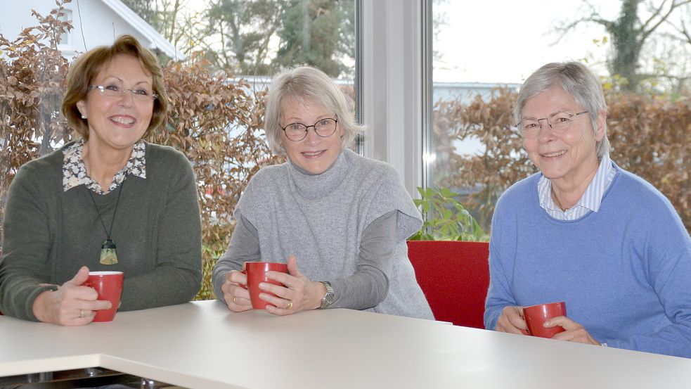 Uschi Freyland (von links), Hille Müller und Ulrike Ulpts führen das Trauercafé im Auricher Hospiz. Foto: Franziska Otto