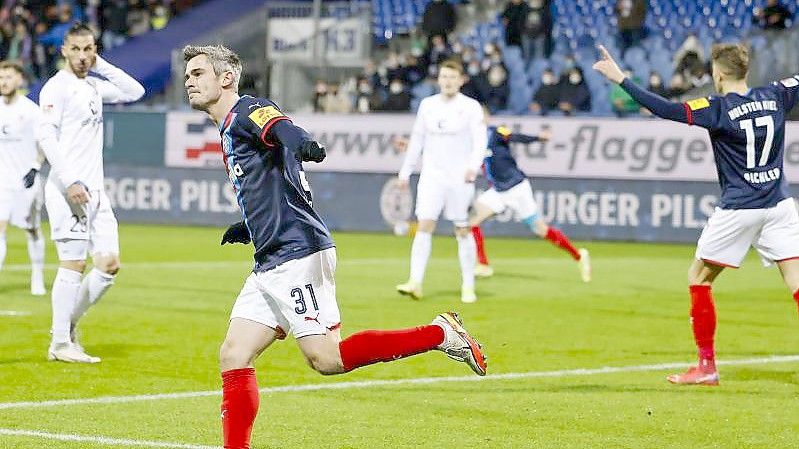 Kiels Fin Bartels (l) jubelt nach seinem Tor zum zwischenzeitlichen 1:0. Foto: Frank Molter/dpa