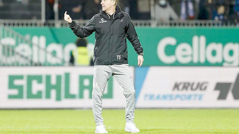 St. Paulis Trainer Timo Schultz unterlag mit seinem Team bei Holstein Kiel mit 0:3. Foto: Frank Molter/dpa