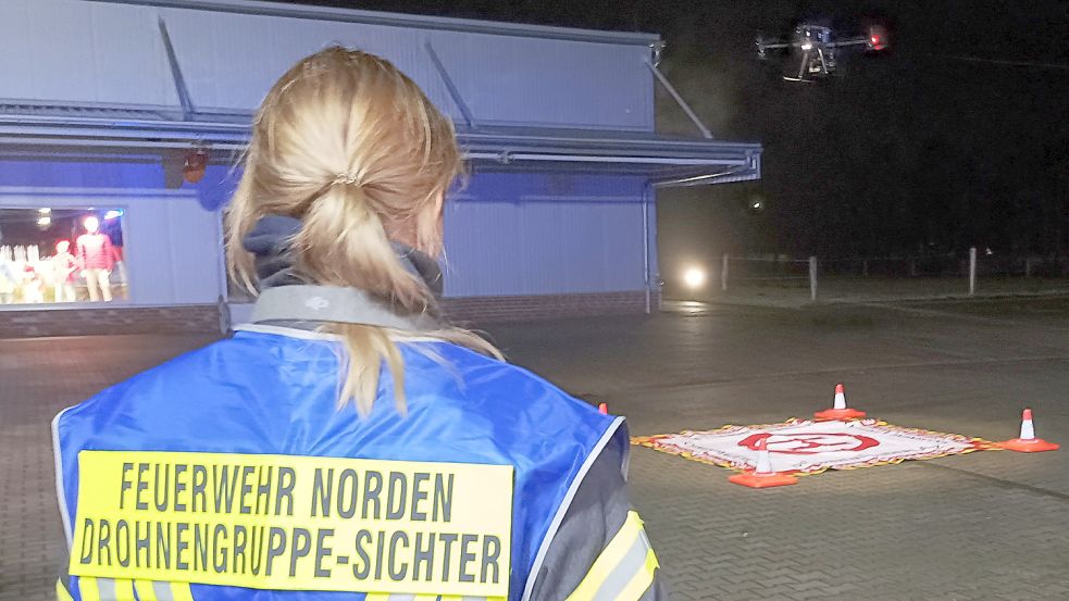 Die Feuerwehren setzten Drohnen (oben rechts zu sehen) ein. Foto: Feuerwehr