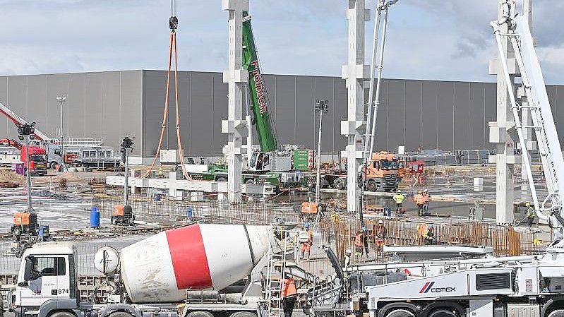 Rohbau für die künftige Fabrik auf dem Baugelände in Grünheide. Foto: Patrick Pleul/dpa