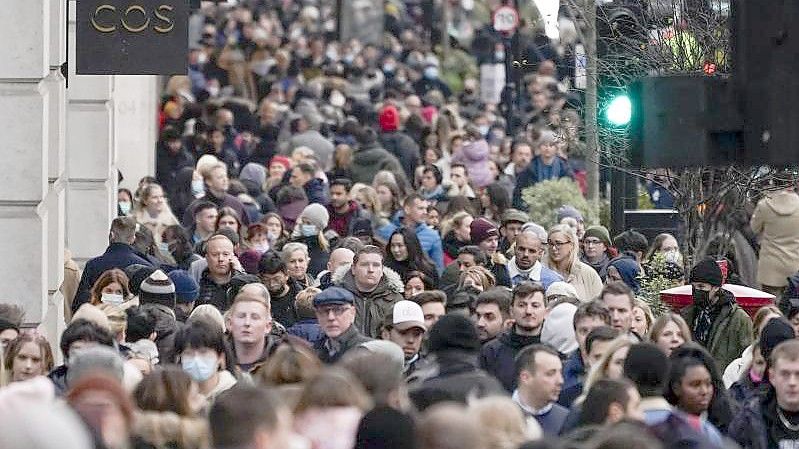 Dicht an Dicht: Menschen, von denen nur einige einen Mund-Nasen-Schutz tragen, auf der Regent Street in London. Foto: Alberto Pezzali/AP/dpa