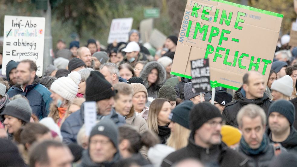 Immer wieder demonstrieren in Deutschland Gegner einer Impfpflicht, wie hier vor Kurzem in Frankfurt am Main. Foto: DPA