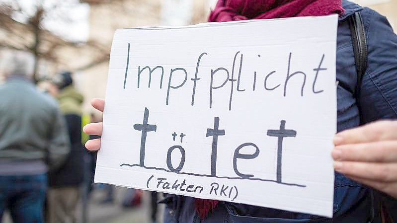 Eine Demonstrationsteilnehmerin Anfang Dezember bei einer Kundgebung gegen die Corona-Regeln am Landtag in Hannover. Foto: Michael Matthey/dpa
