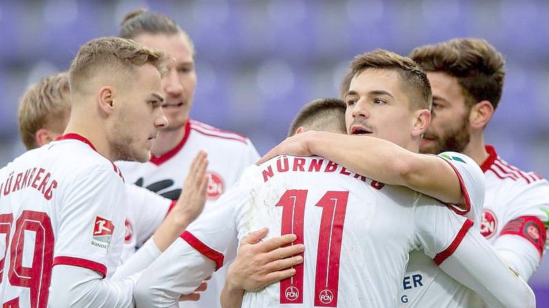 Nürnbergs Nikola Dovedan (2.v.r) hat soeben zum 2:1 getroffen und freut sich mit der Mannschaft. Foto: Hendrik Schmidt/dpa-Zentralbild/dpa