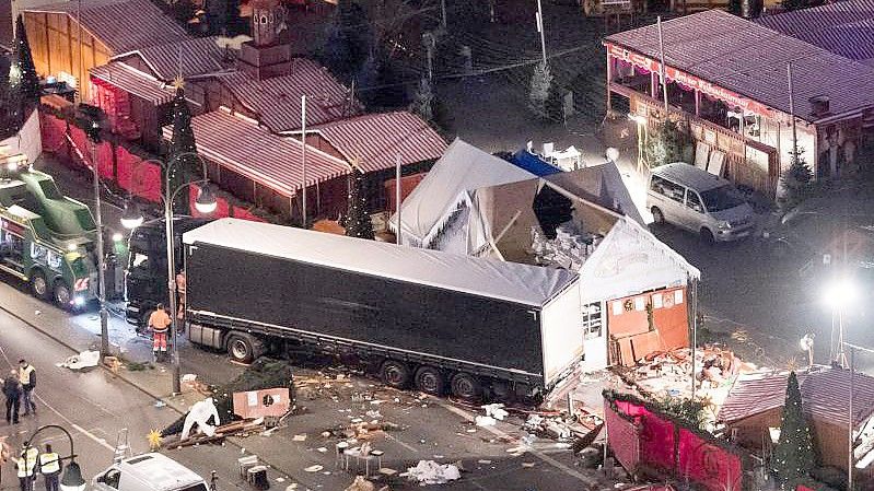 Schneise der Verwüstung: Bei dem Lkw-Attentat im Dezember 2016 auf den Weihnachtsmarkt am Berliner Breitscheidplatz starben 13 Menschen. Foto: Bernd von Jutrczenka/dpa