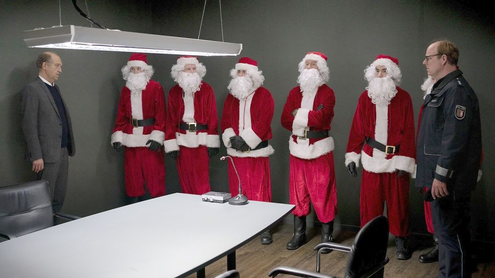 Carl Sievers (Peter Heinrich Brix, l.) und Polizist Schneider (Stephan A. Tölle, r.) mit fünf Weihnachtsmännern (Komparsen) bei einer Gegenüberstellung im Präsidium: Wer ist als Weihnachtsmann für den Raubüberfall verantwortlich, bei dem der Besitzer des Sylter Traditionshauses Betten Reuter erschossen wurde? Foto: ZDF/Georges Pauly Foto: Georges Pauly