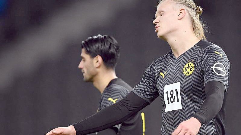 Die Dortmunder um Starstürmer Erling Haaland (r) verloren bei der Hertha. Foto: Soeren Stache/dpa-Zentralbild/dpa