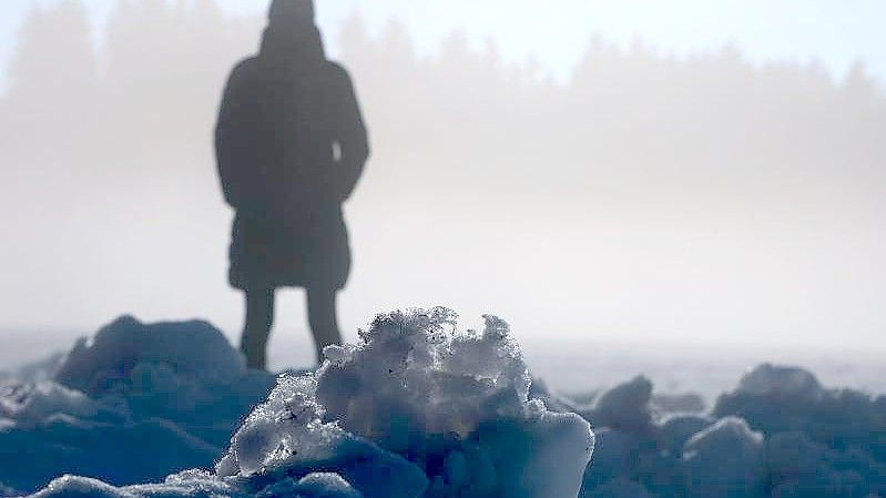 Sonne, Nebel und glitzernder Schnee - Impressionen aus dem Alpenvorland. Foto: Karl-Josef Hildenbrand/dpa