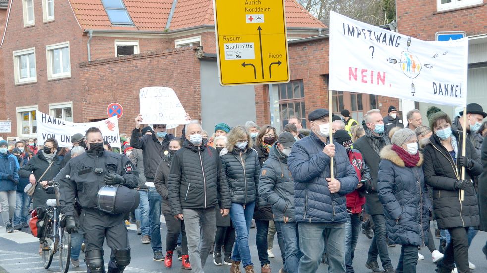 Begleitet von Bereitschaftspolizei zogen fast 500 Impfpflicht-Gegner durch Emden. Foto: Aiko Recke