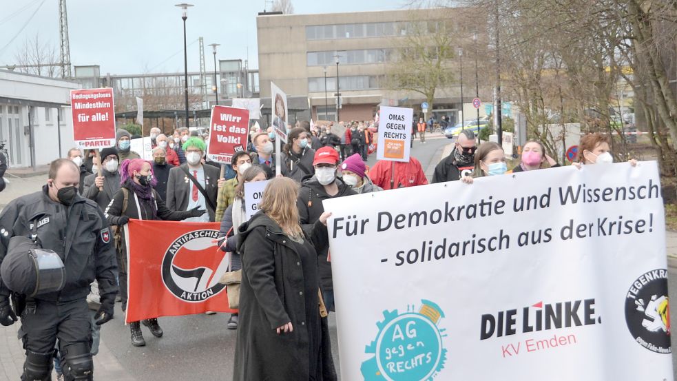 Die Gegendemo mit rund 230 Teilnehmern startete am Bahnhofsplatz. Foto: Aiko Recke