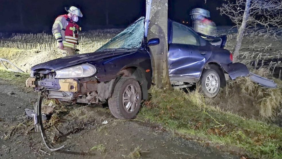 Der Wagen war von der Neufirreler Straße abgekommen und gegen einen Baum geprallt. Foto: Feuerwehr