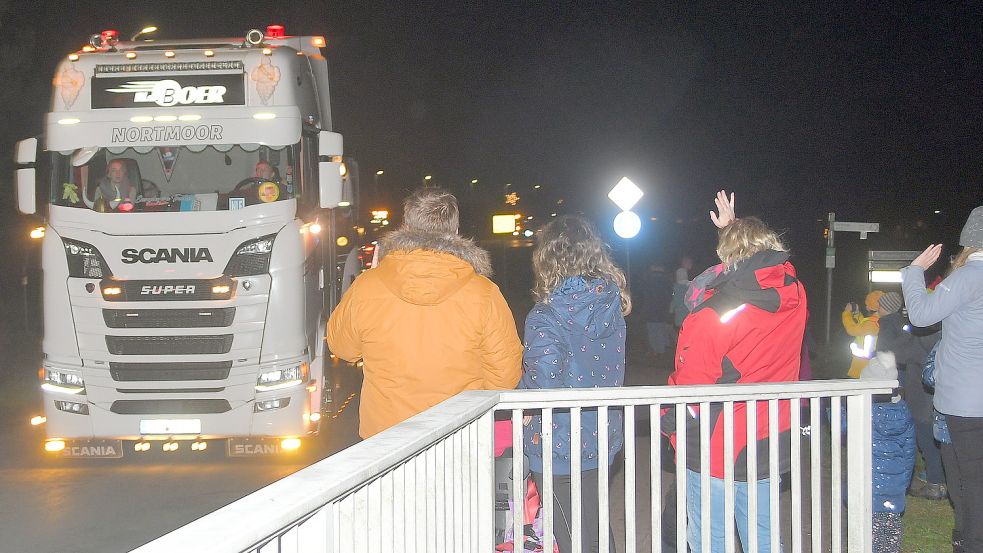 An der Fahnster Brücke über den Ems-Jade-Kanal wurden die Lkw-Fahrer von Eltern mit Kindern freudig begrüßt. Foto: Gerd-Arnold Ubben