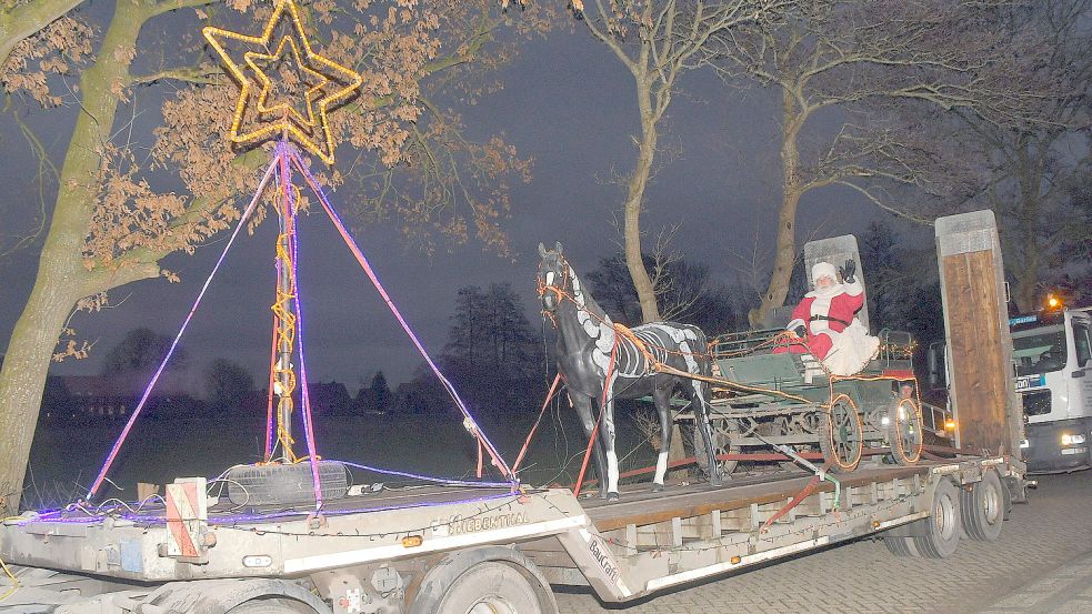 Seit Jahren traditionell im Schlitten mit dabei: Weihnachtsmann Rudi Seeberg. Foto: Gerd-Arnold Ubben