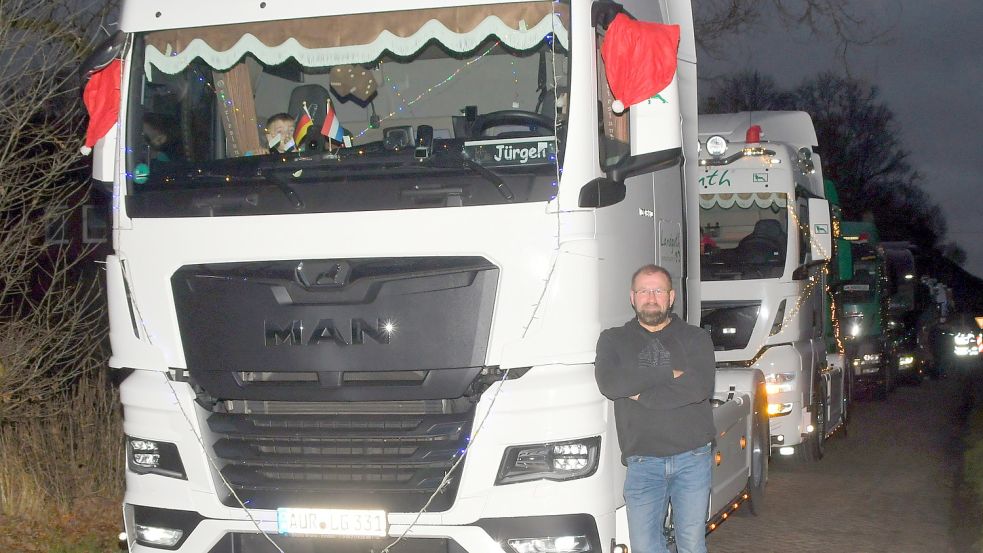 Jürgen Behrends neben seinem Lkw kurz vor dem Konvoi-Start im Bangsteder Verlaatsweg. Foto: Gerd-Arnold Ubben