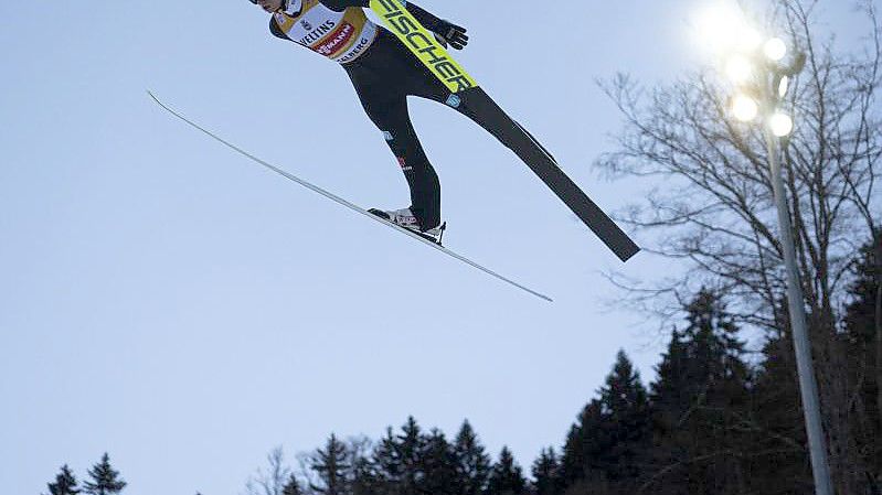 Der Gesamtweltcupführende kam beim Weltcup in Engelberg auf Weiten von 135 und 131,5 Meter und damit auf den zweiten Platz. Foto: Gian Ehrenzeller/KEYSTONE/dpa