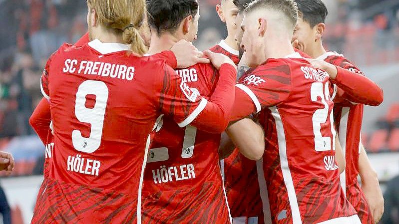 Der SC Freiburg schliesst das Jahr 2021 mit einem 2:1-Heimsieg gegen Bayer Leverkusen ab. Foto: Philipp von Ditfurth/dpa