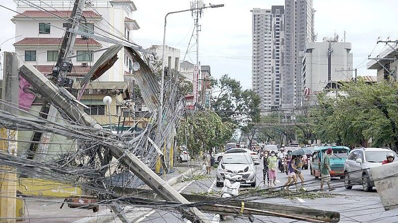 Umgestürzte Strommasten in Cebu. Foto: Jay Labra/AP/dpa