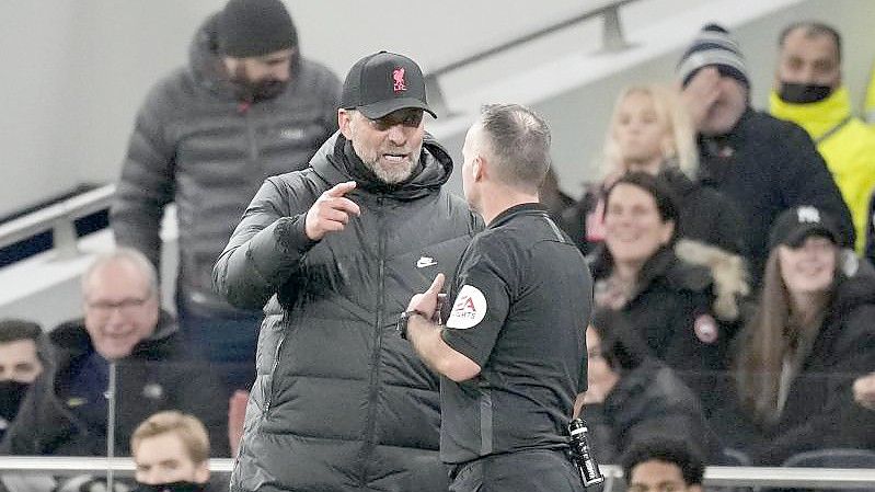 Liverpool-Trainer Jürgen Klopp (l) diskutiert mit dem Schiedsrichter Paul Tierney. Foto: Frank Augstein/AP/dpa