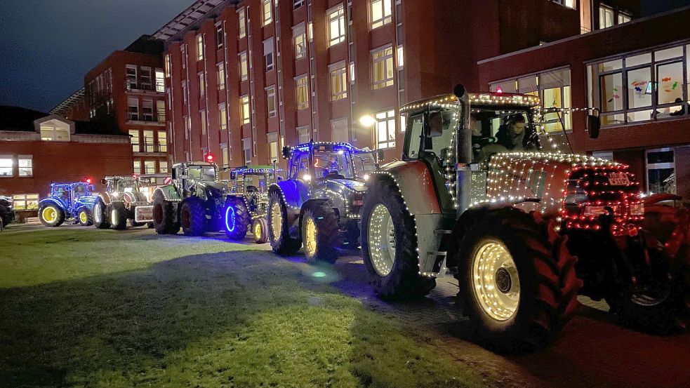 Die Landwirte drehten mit ihren beleuchteten Treckern einige Runden vor dem Auricher Krankenhaus. Foto: Gemeinde Ihlow