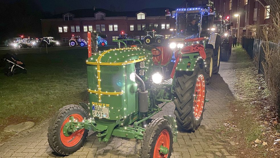 Die Trecker wurden liebevoll mit Lichterketten geschmückt. Foto: Gemeinde Ihlow