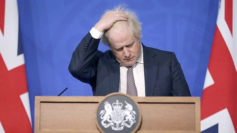 Boris Johnson, Premierminister von Großbritannien, rauft sich die Haare. Foto: Hollie Adams/Getty Images Pool/AP/dpa