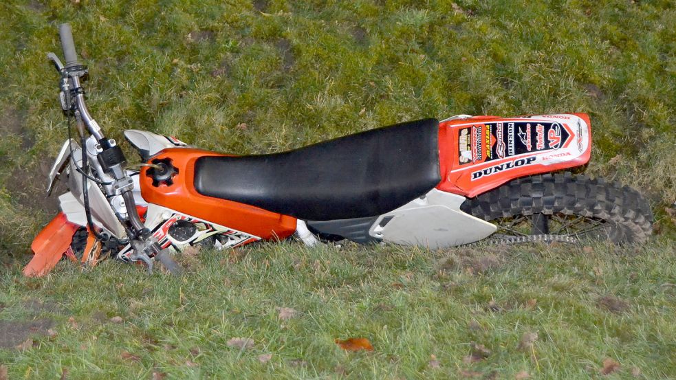 Der 21-jährige Fahrer dieser Cross-Maschine erlitt schwere Verletzungen. Das Motorrad hatte keine Beleuchtung, der Fahrer trug keinen Helm. Fotos: Matthias Hippen